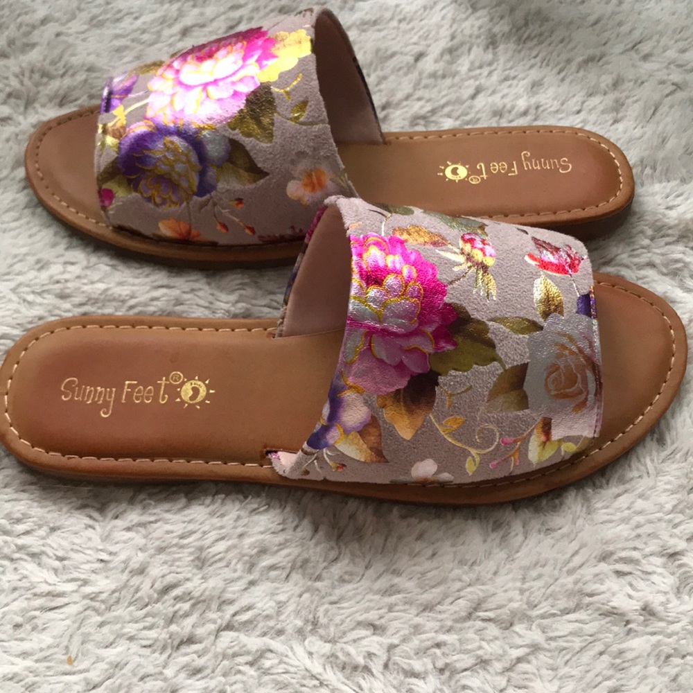 🌵3/$20 5/$3 Metallic floral sandals